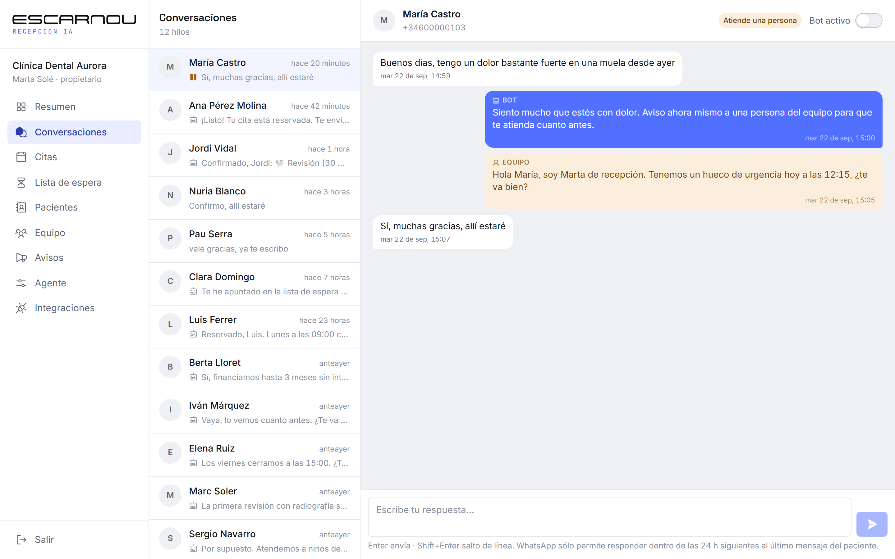 Panel de conversaciones con el asistente atendiendo y una persona del equipo tomando el relevo